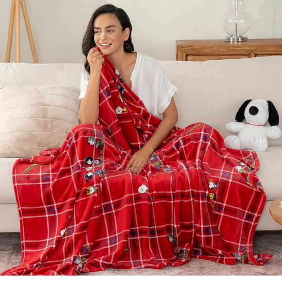 Berkshire Blanket Peanuts® VelvetLoft® Cute Character Snoopy Plush Throw Blanket - Picture 2 of 7
